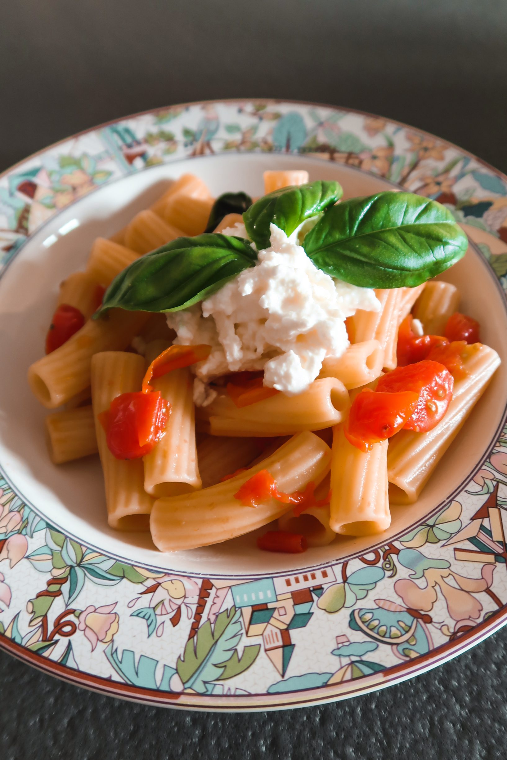 Scopri di più sull'articolo Pasta con pomodorini e stracciatella: ricetta estiva sfiziosa