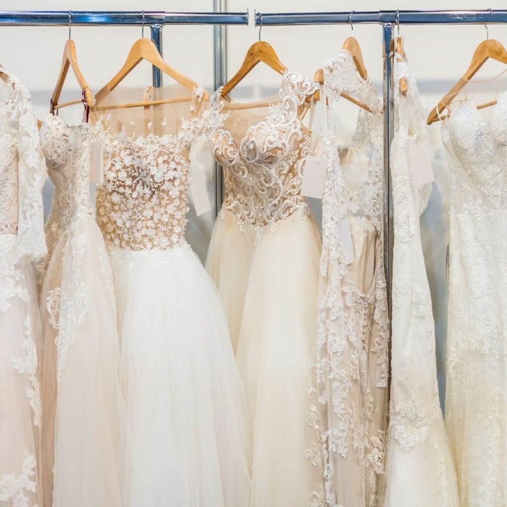 Quanti abiti da sposa bisogna provare prima di trovare quello giusto? Per  una TikToker più di 130