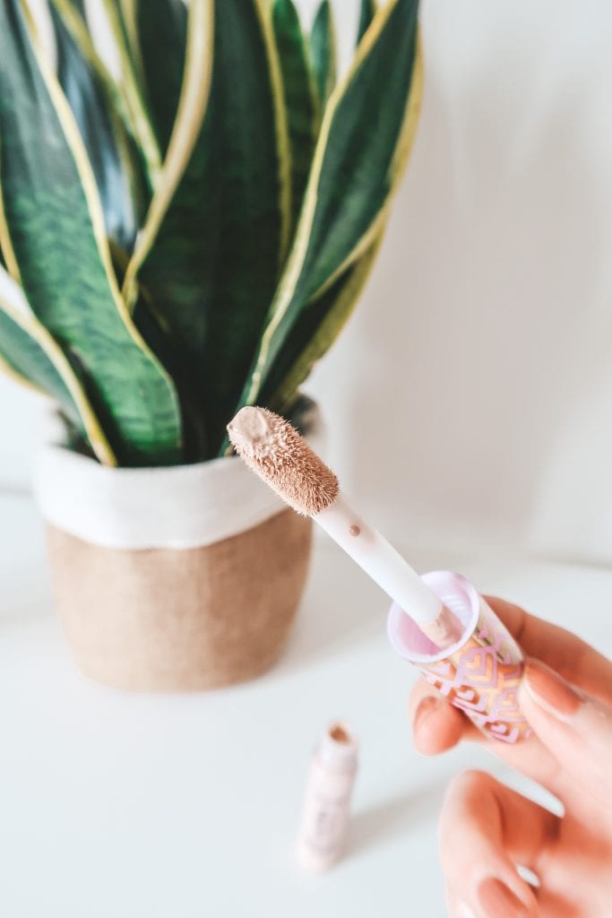 Shape Tape Ultra Creamy Concealer applicatore