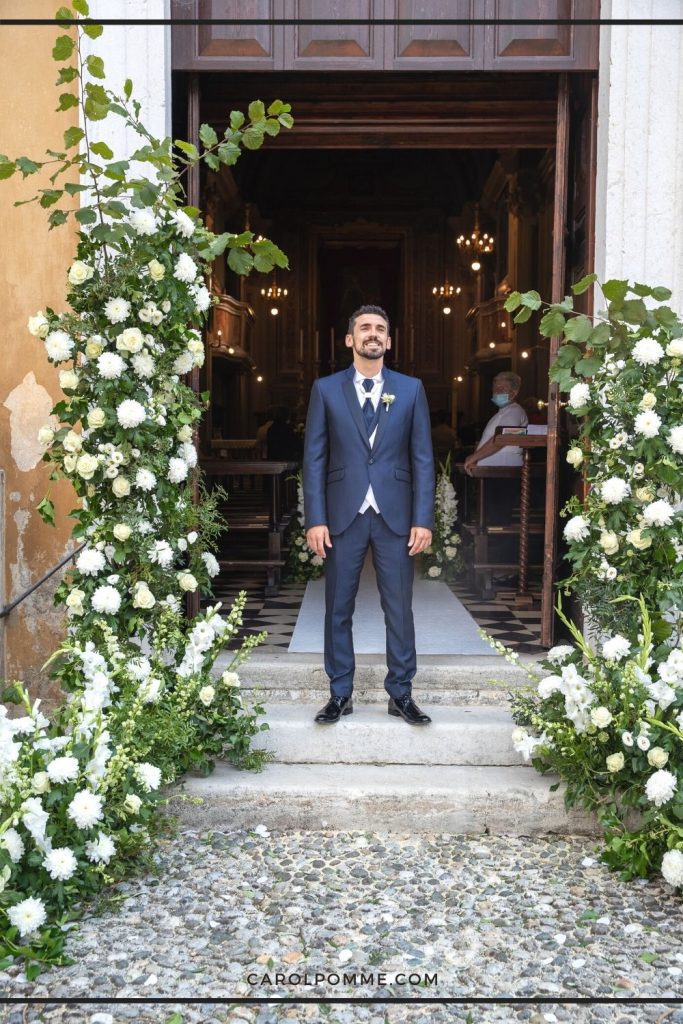 sposo chiesa fiori bianchi verdi