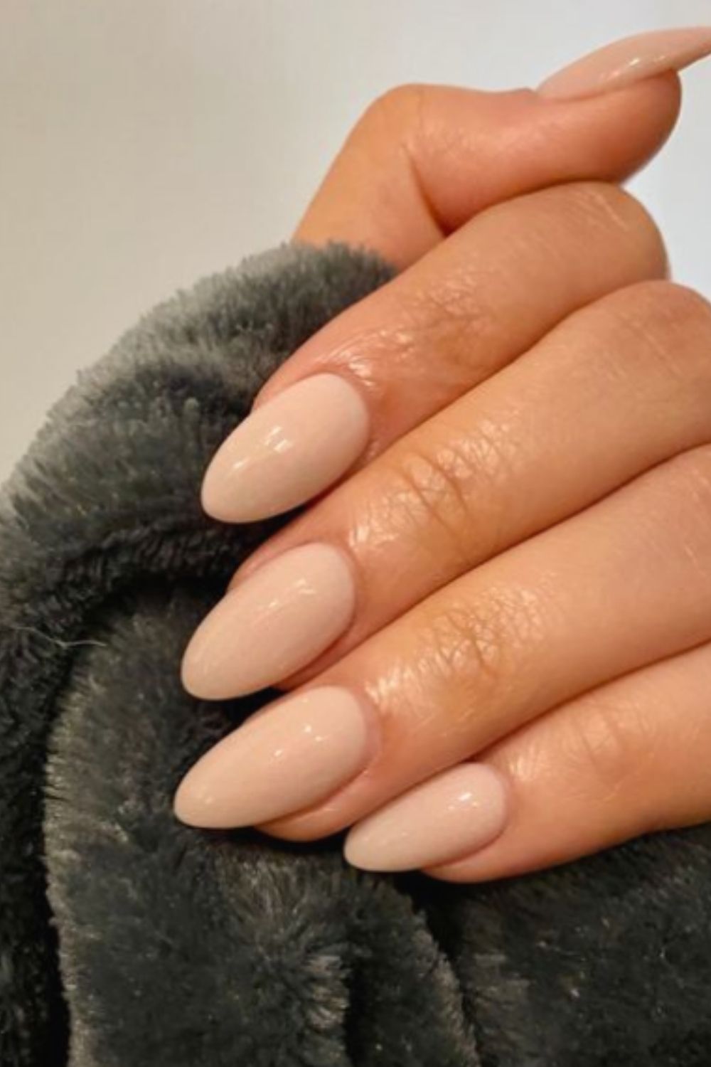 unghie nude forma mandorla