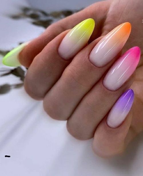unghie babyboomer colorato fluo