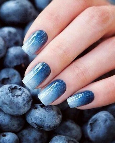 unghie sfumate blu scuro