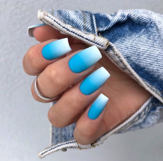 unghie sfumate blu