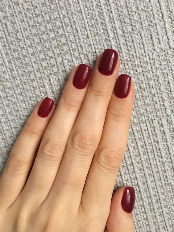 unghie bordeaux corte