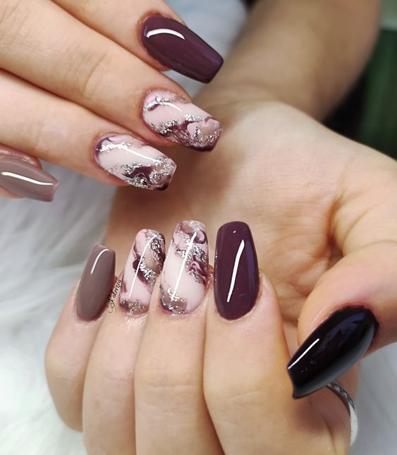 unghie burgundy e rosa effetto marmo
