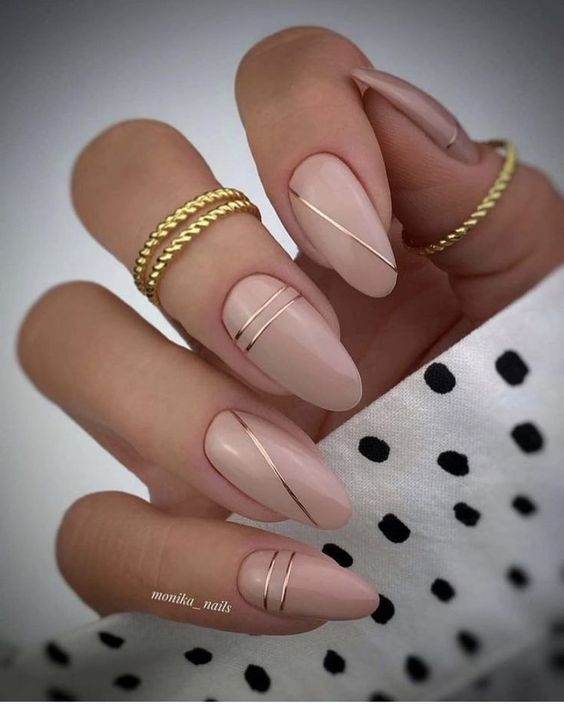unghie nude oro
