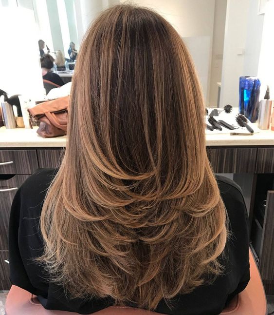 capelli scalati lunghi lisci