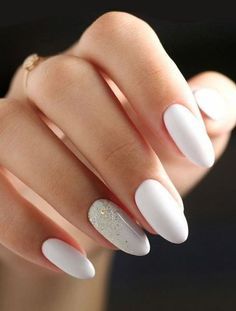 unghie bianco latte con brillantini