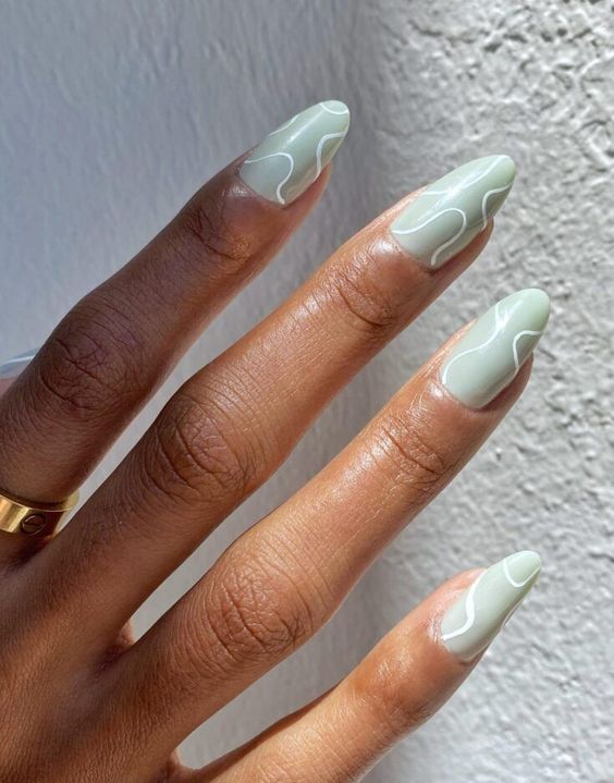 unghie verde acqua e bianche