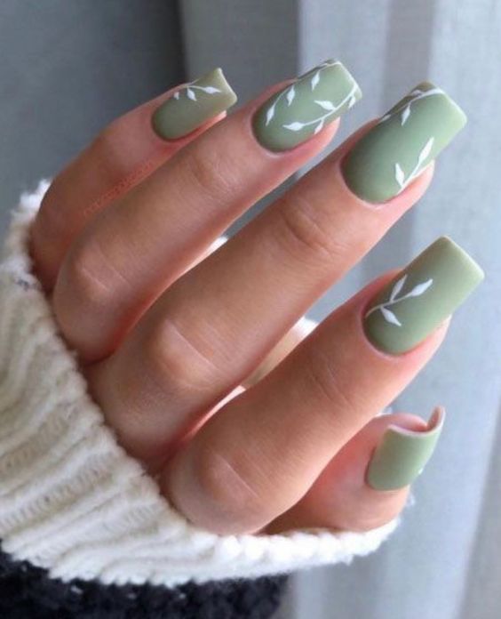 unghie verdi e bianche