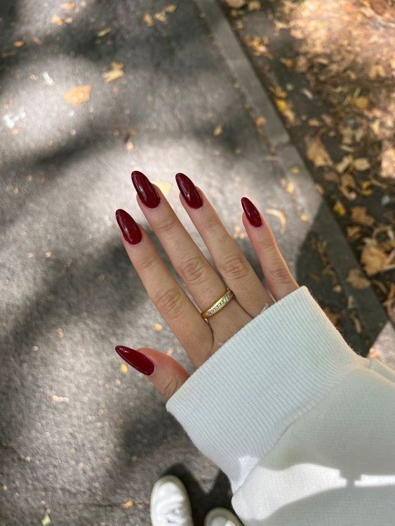 unghie rosse bordeaux