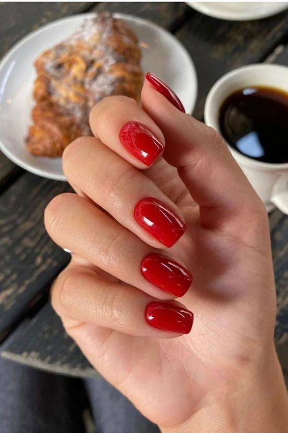 unghie rosse classiche