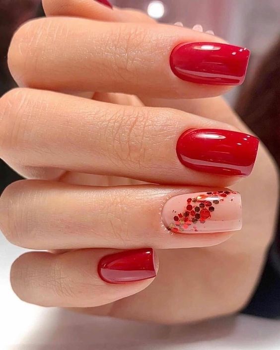 unghie rosse particolari