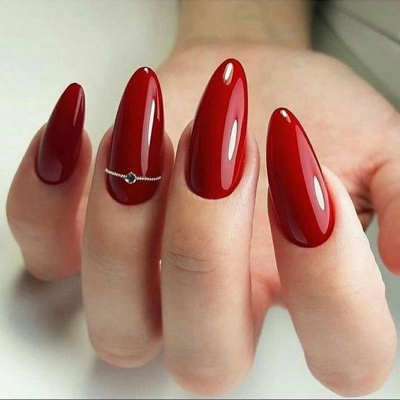 unghie rosso scuro decorate